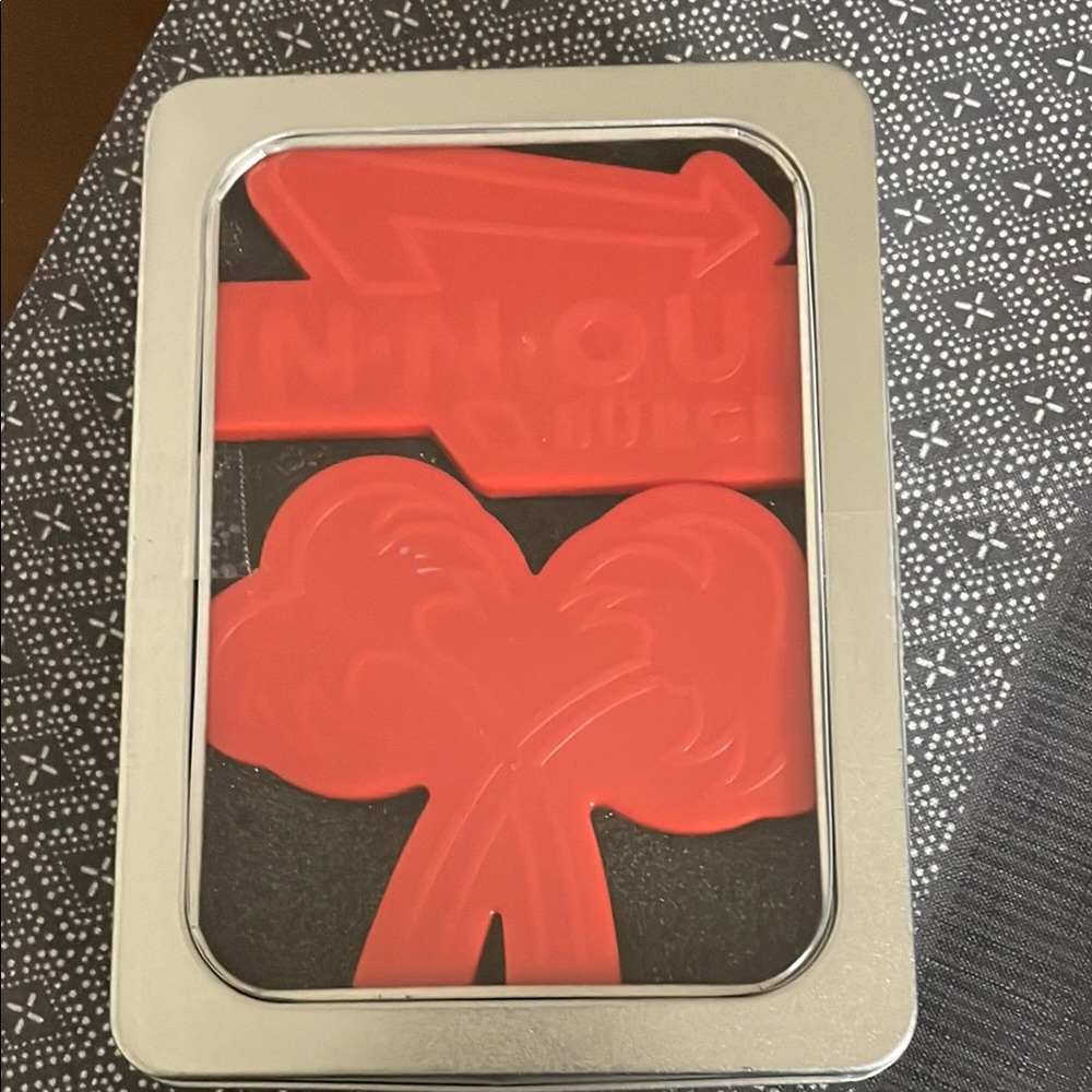 IN-N-OUT Burger Logo Sealed Two Red Cookie Cutters in Original Tin - Picture 3 of 7
